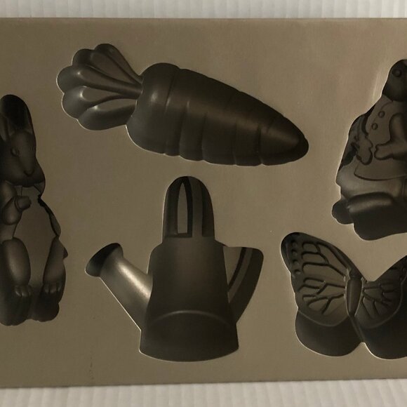 Nordic Ware Peter Rabbit Cake Pan - Picture 1 of 2